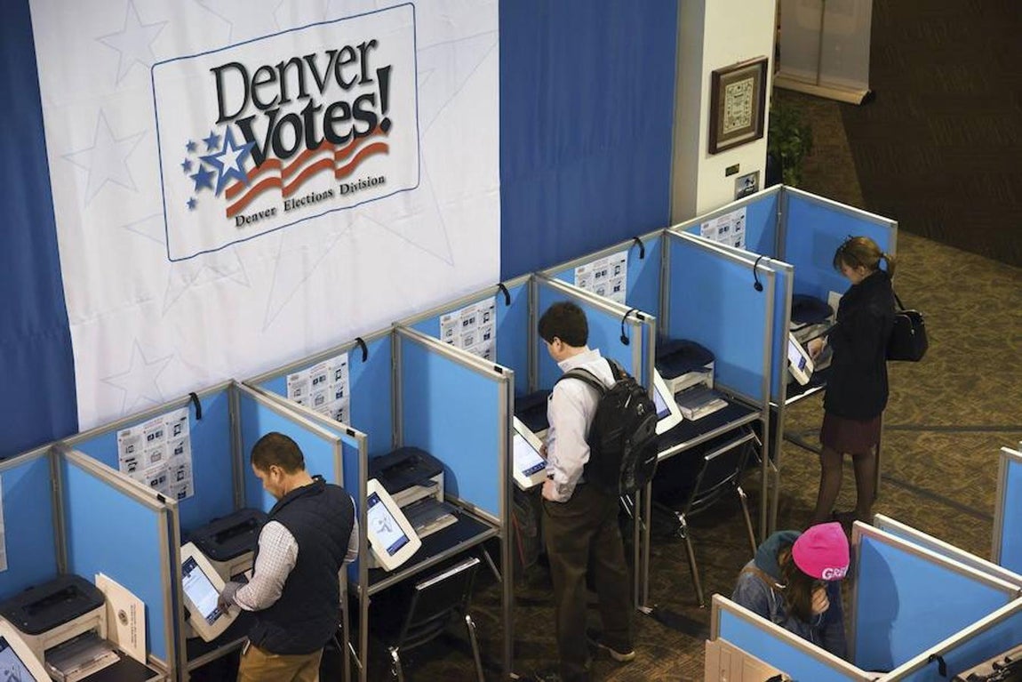 Votantes ejercen su derecho al voto en un centro electoral en Denver, Colorado (EEUU). Los estadounidenses eligen hoy a su próximo presidente entre la demócrata Hillary Clinton y el republicano Donald Trump.. Efe