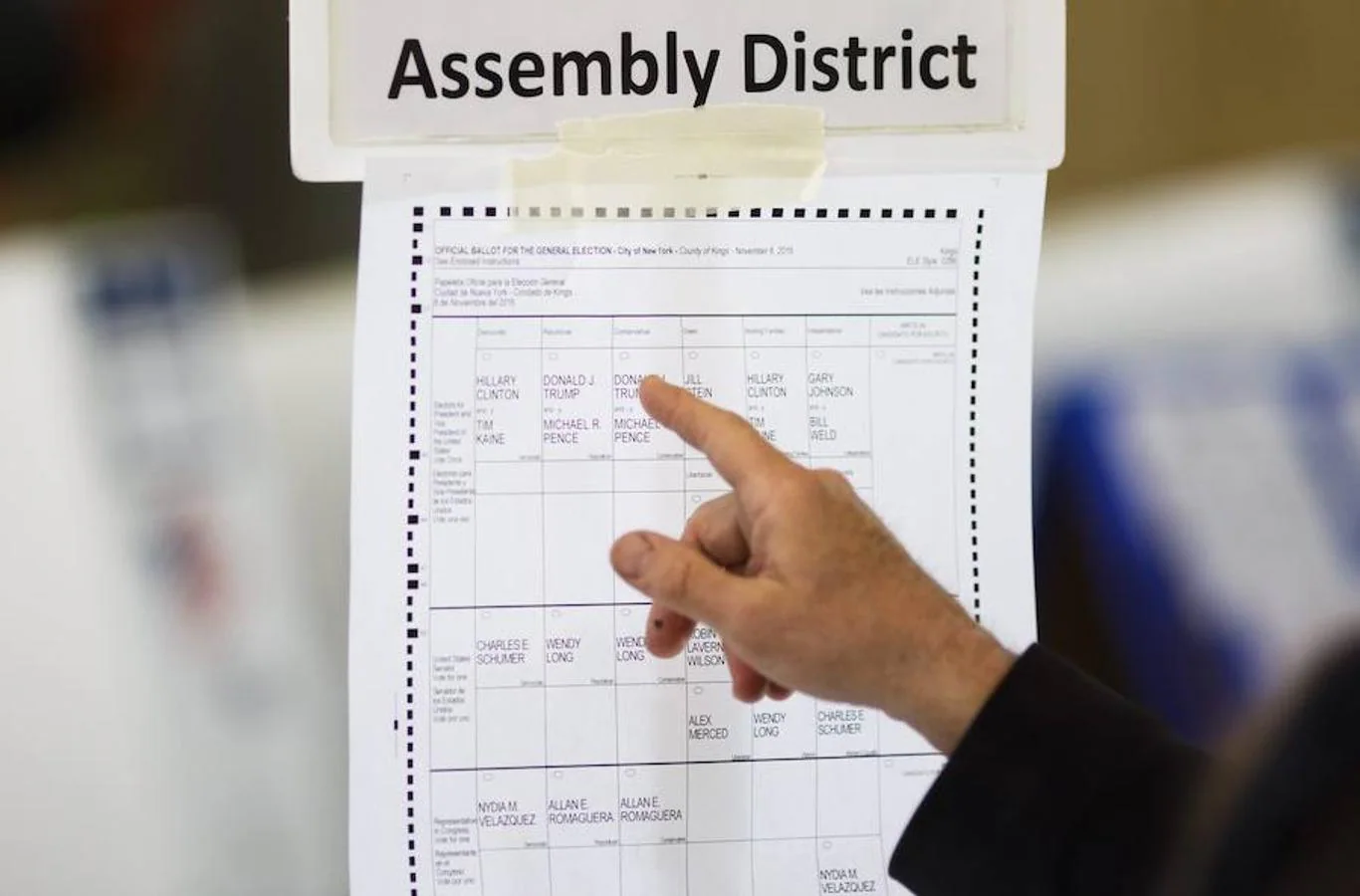 Un votante observa un ejemplo de papeleta durante las elecciones presidenciales estadounidenses, en Nueva York (EE.UU.)