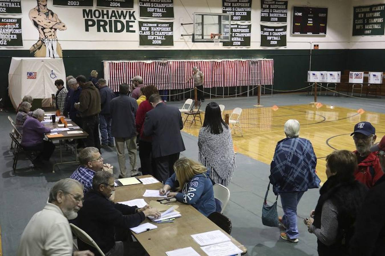 Varias personas esperan su turno para ejercer su derecho al voto en un colegio electoral durante la jornada de elecciones presidenciales en Estados Unidos, en Mobile (Alabama, EE.UU.)