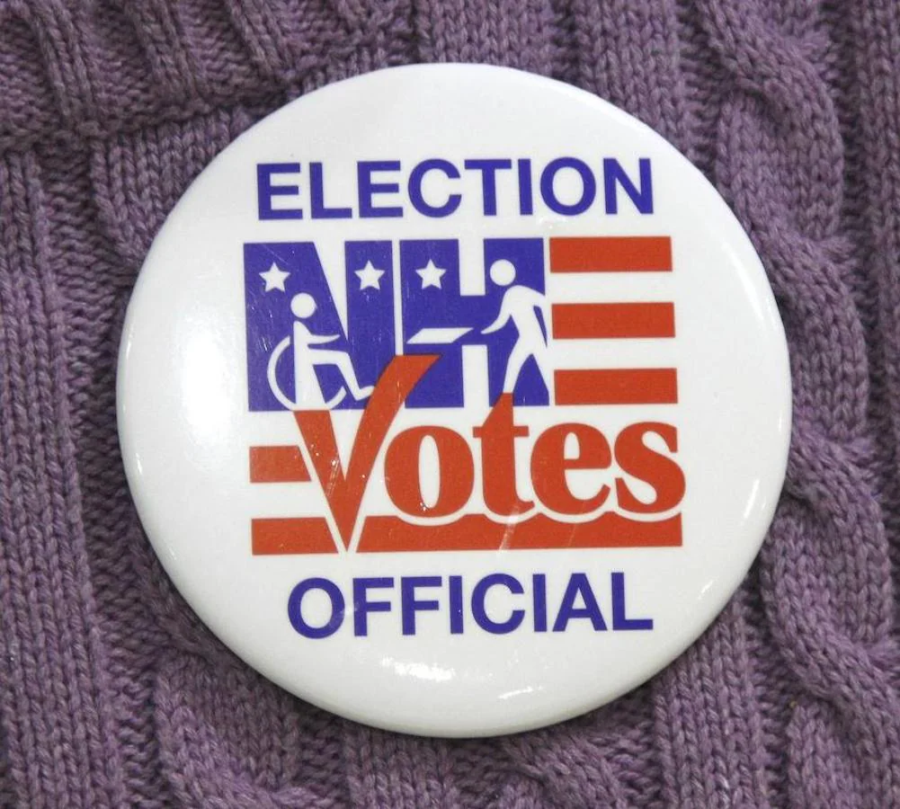 Un trabajador de una mesa electoral porta una chapa identificativa durante la elecciones presidenciales en un colegio electoral de Colebrook, Nuevo Hampshire (Estados Unidos)