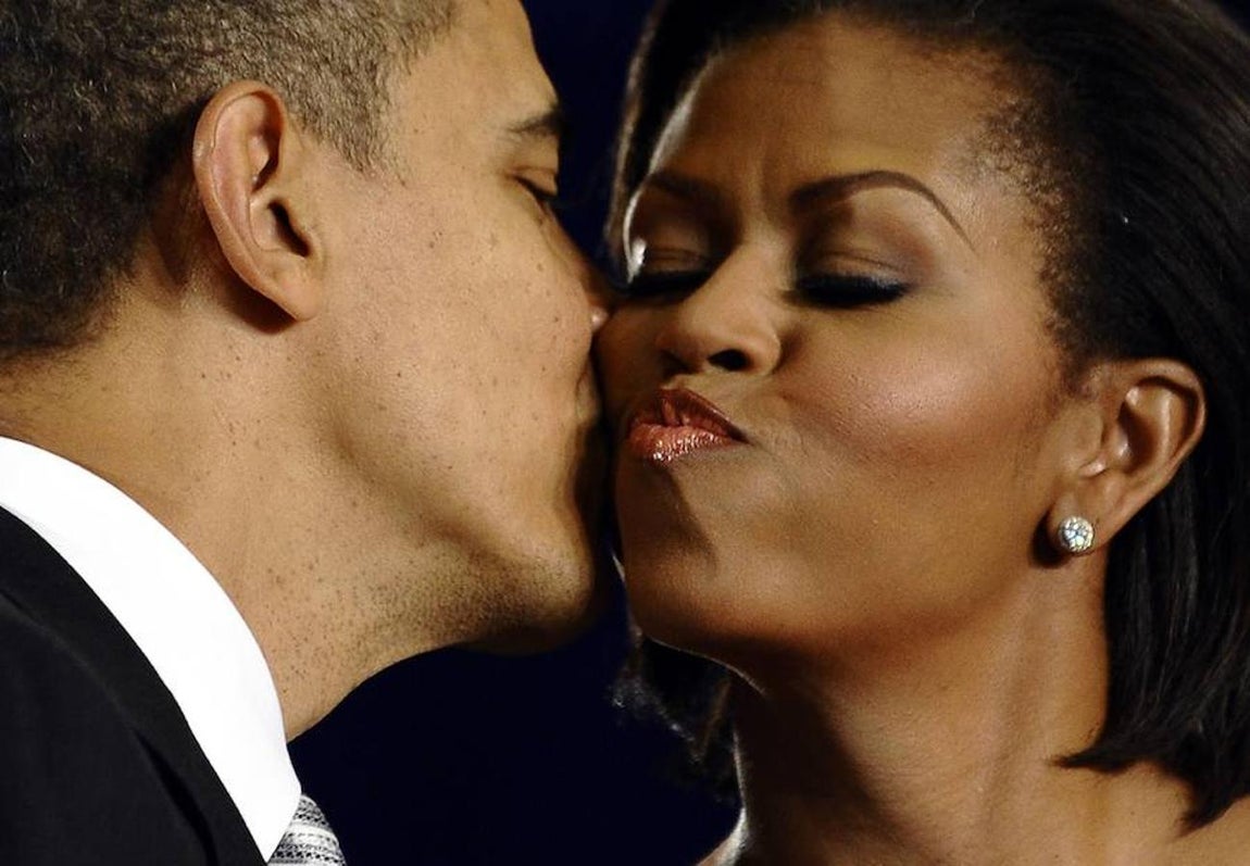 Incluso ahora, después de 24 años de matrimonio, el romance no ha disminuido. A pesar de su horario de trabajo, todavía se las arreglan para pasar el tiempo juntos como cenar en familia o pasear a los perros juntos. 