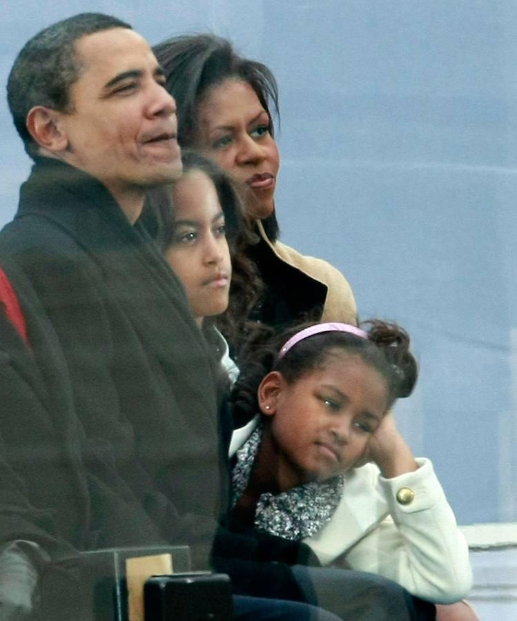 Barack siempre ha estado rodeado de mujeres. Su esposa Michelle, sus hijas Malia y Sasha, Auma Obama, la hermanastra que conoció después de la muerte de su padre en 1982, y la madre de Michelle, Marian, que ha cuidado a sus hijas en sus viajes. 