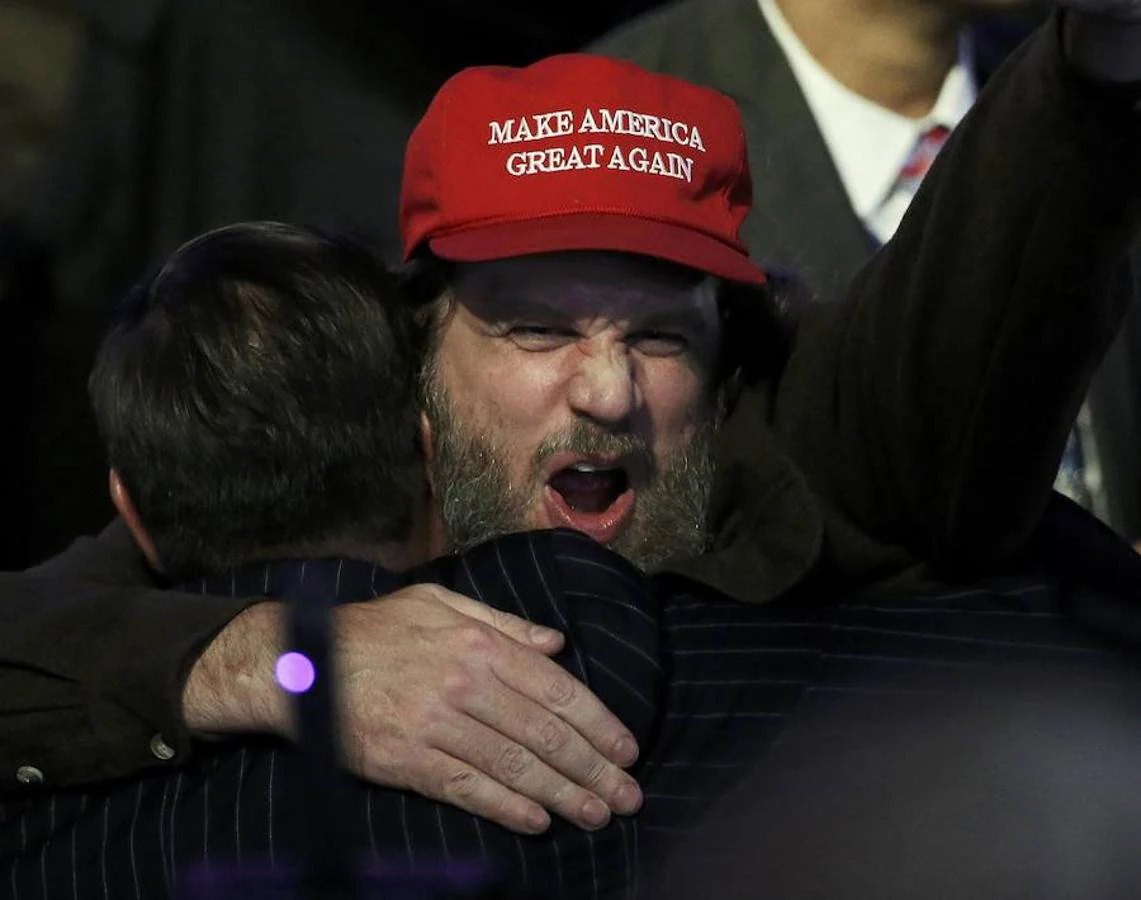 Un seguidor republicano celebra la victoria de Trump
