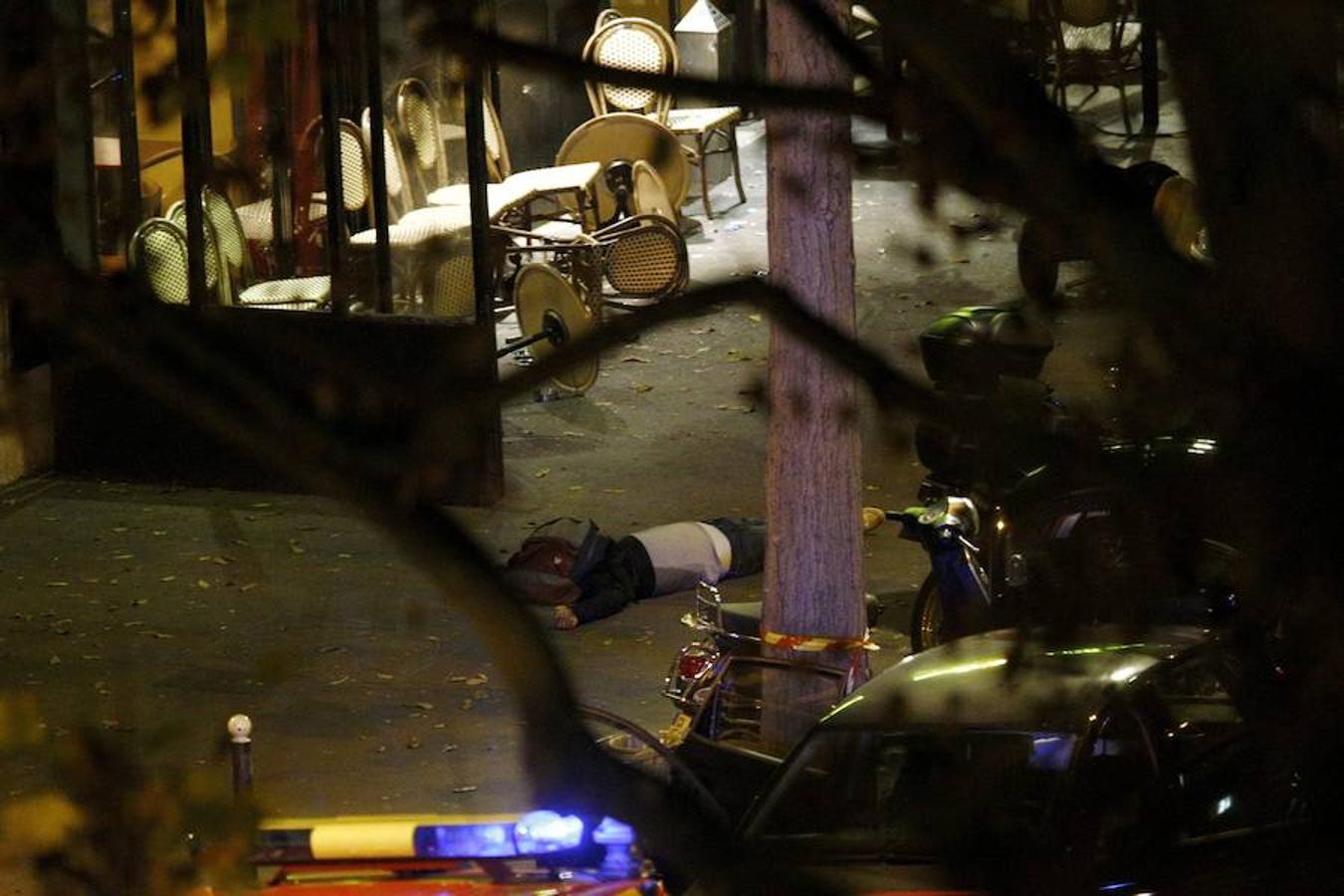 El cadáver de una de las personas que fueron asesinadas en los atentados. 