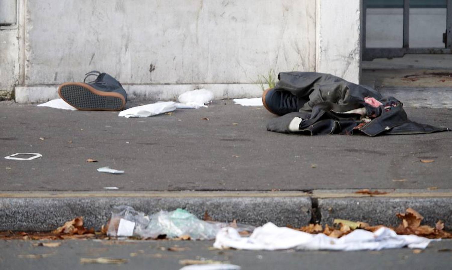 Restos de ropa al día siguiente de la matanza en las inmediaciones del lugar. 