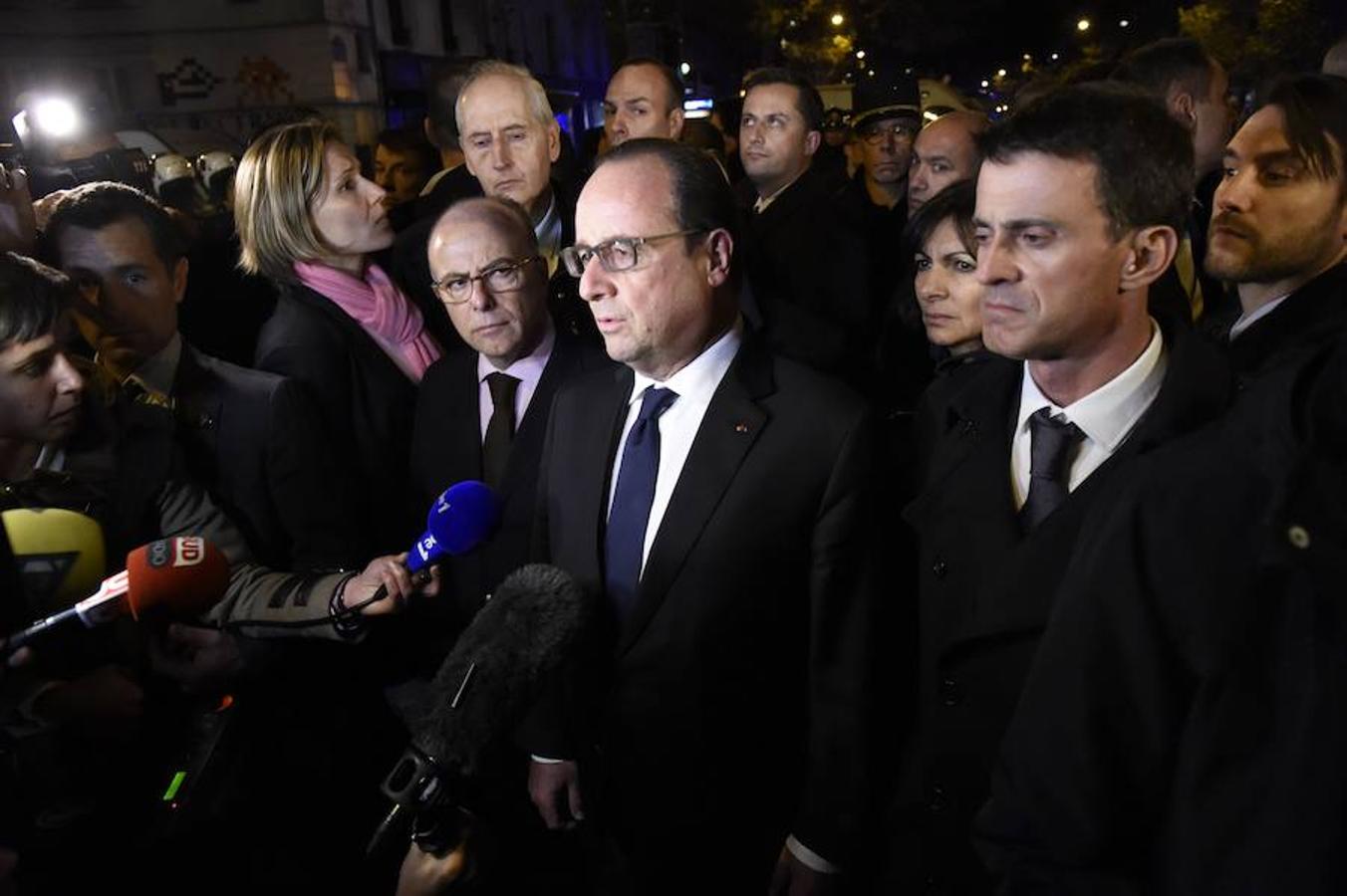 El presidente francés, François Hollande, junto al primer ministro, Manuel Valls, tras los atentados. 