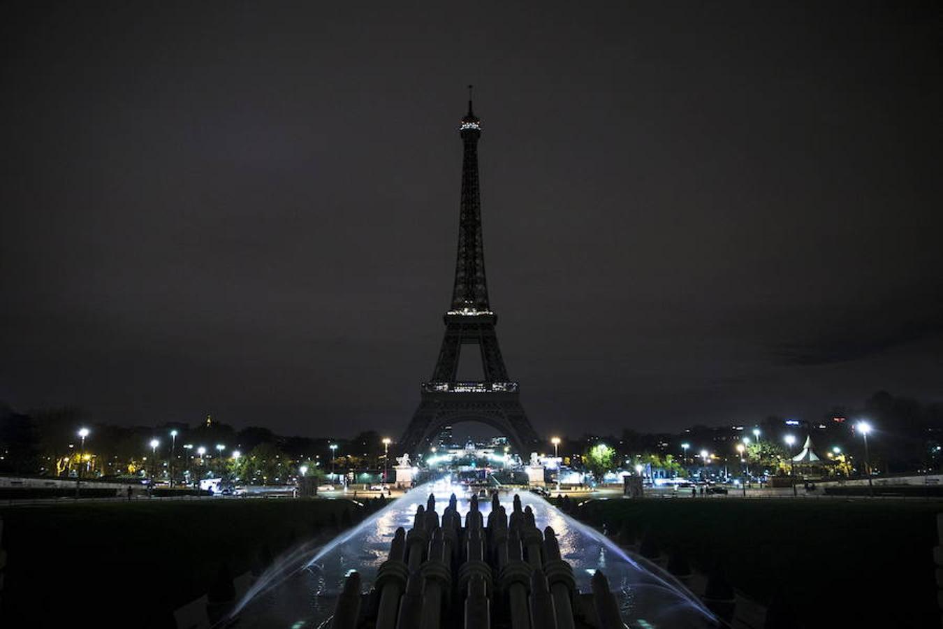 Las luces de la Torre Eiffel se apagaron como muestra del duelo por los atentados. 