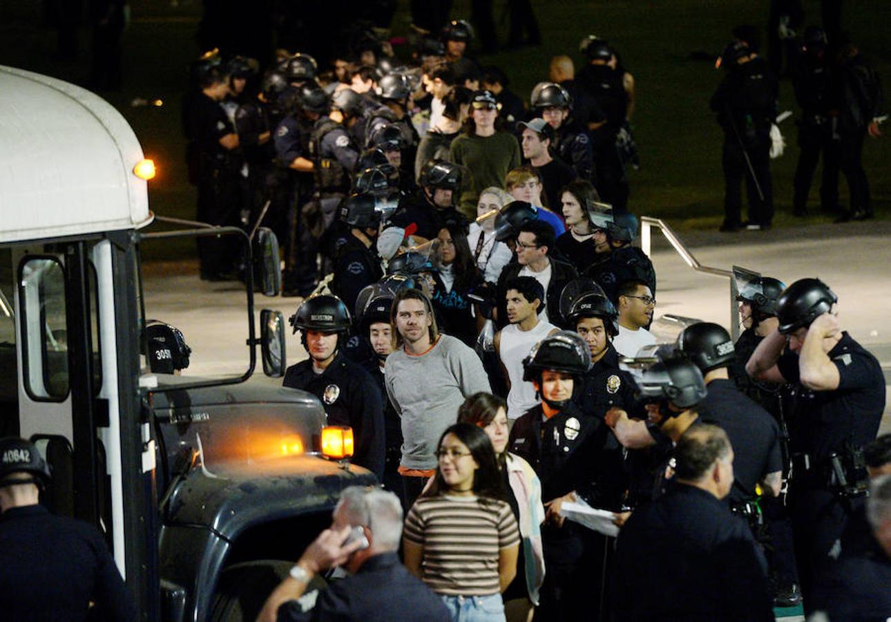 Manifestantes detenidos por agentes del Departamento de Policía de Los Ángeles después de una marcha contra la elección del republicano Donald Trump como Presidente de Estados Unidos. 