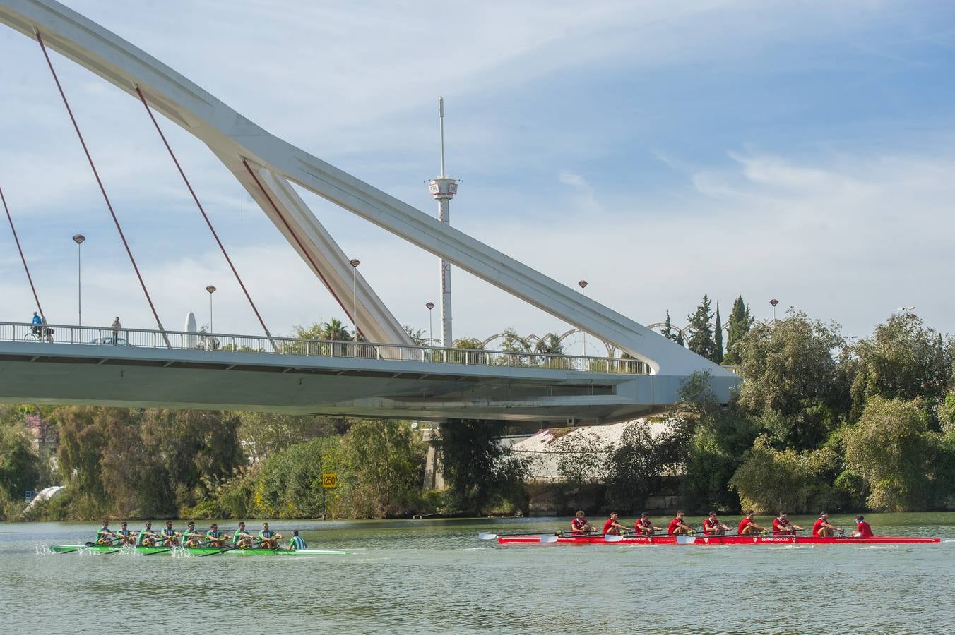 El Betis gana al Sevilla en la 50 edición de la clásica Regata del Guadalquivir