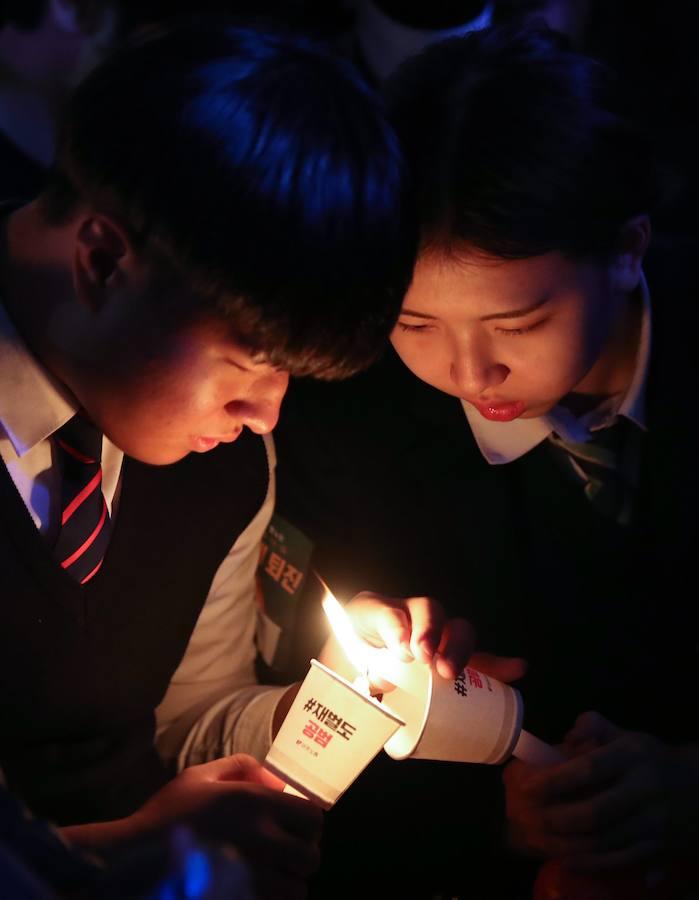 Al ponerse el sol los manifestantes acompañaron su protesta con velas encendidas. 