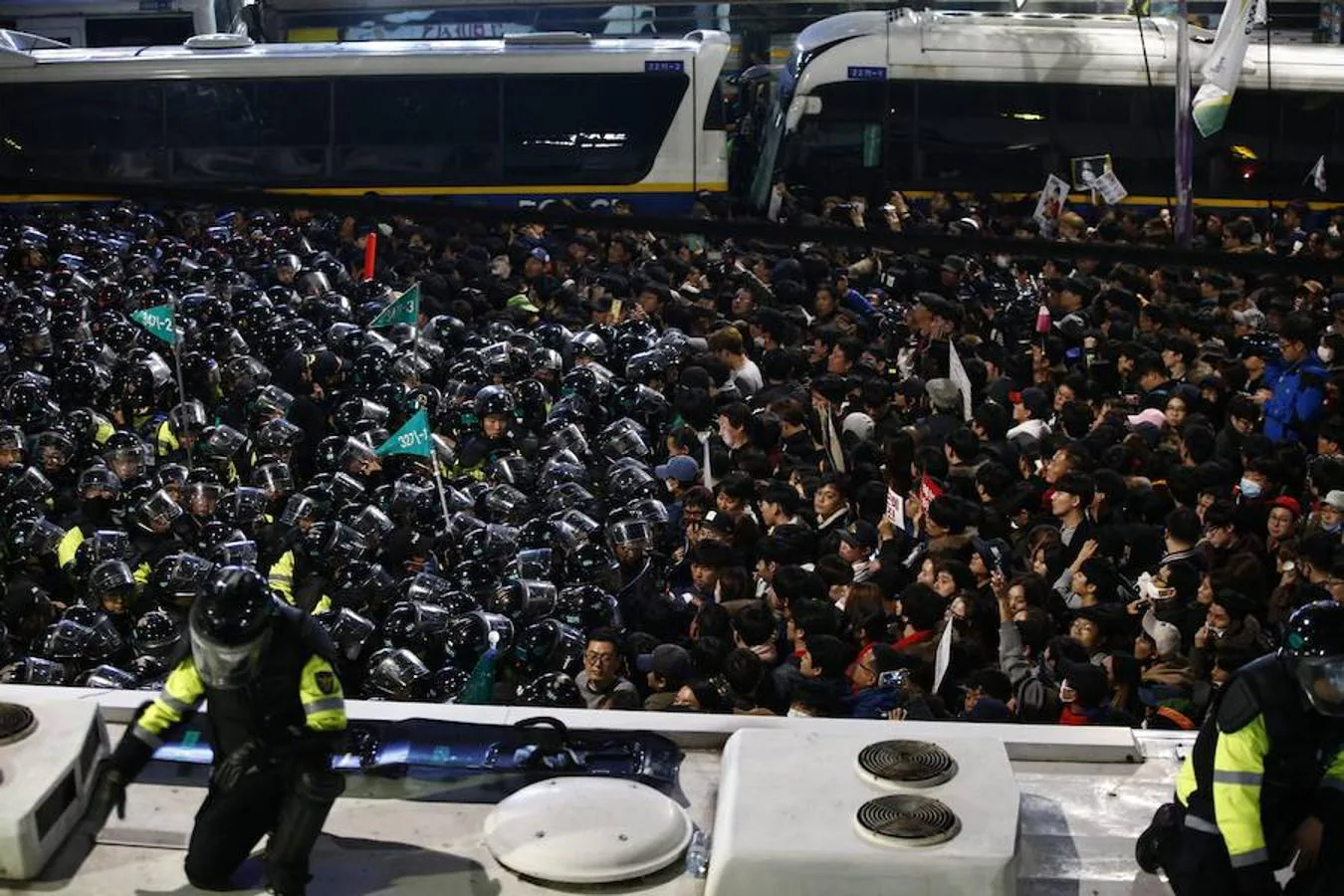 «Park Geun-hye dimisión» fue la frase más coreada por los manifestantes (220.000 según la Policía y un millón según los organizadores