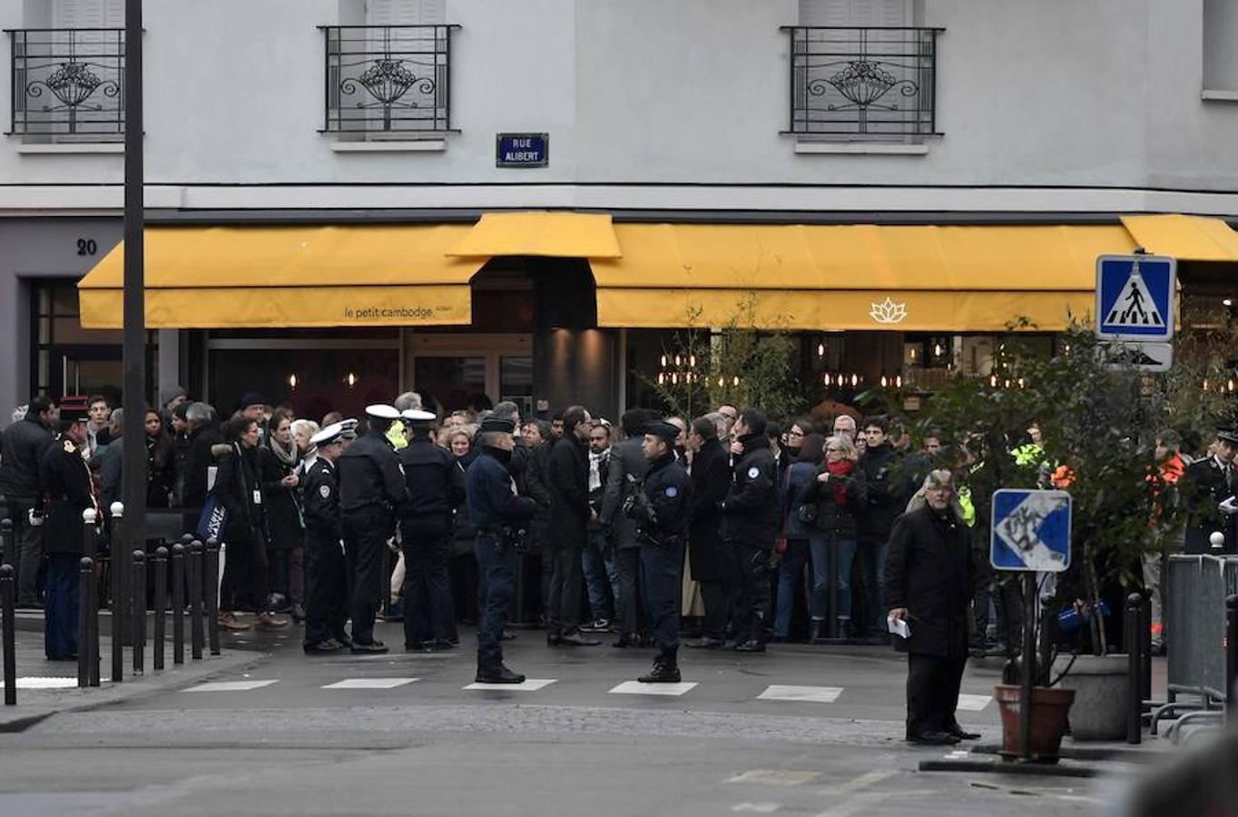 Dos policías vigilan frente al restaurante Le Petit Cambodge en París un año después de los atentados del 13 de noviembre. 