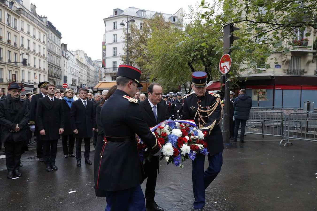 François Hollande deja una corona de flores en el restaurante «A La Bonne Biere», uno de los atacados por los terroristas el 13 de noviembre en París. 