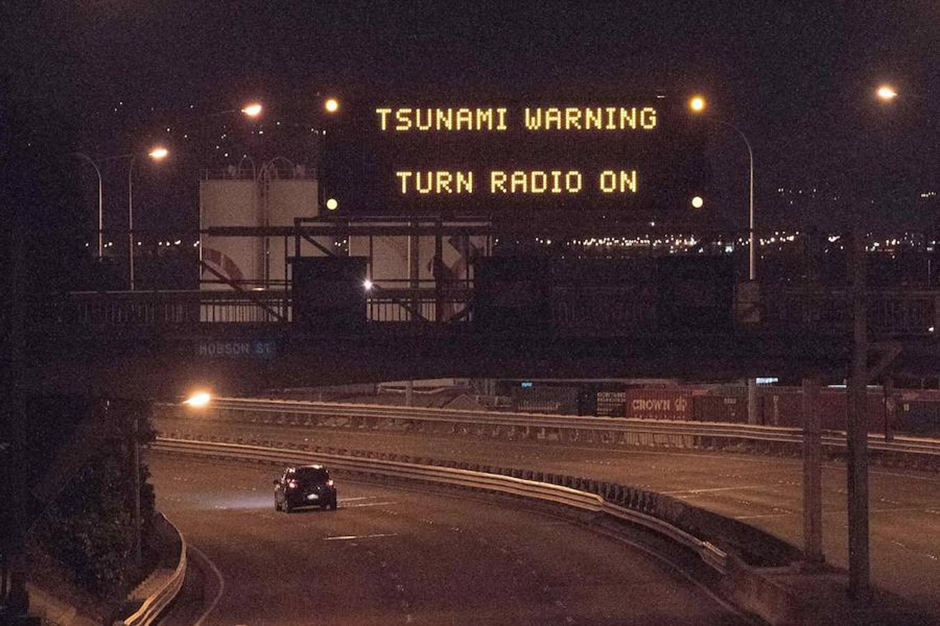 Una señal de autopista advierte de un posible tsunami después del terremoto que s sucedió en torno a Cheviot, en Nueva Zelanda