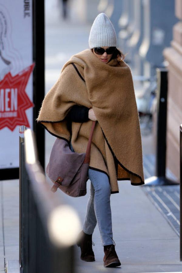 Y por último, Rachel Weisz. La actriz inglesa ha optado por una capa, gorro de lana gris, vaqueros y unos blucher. 