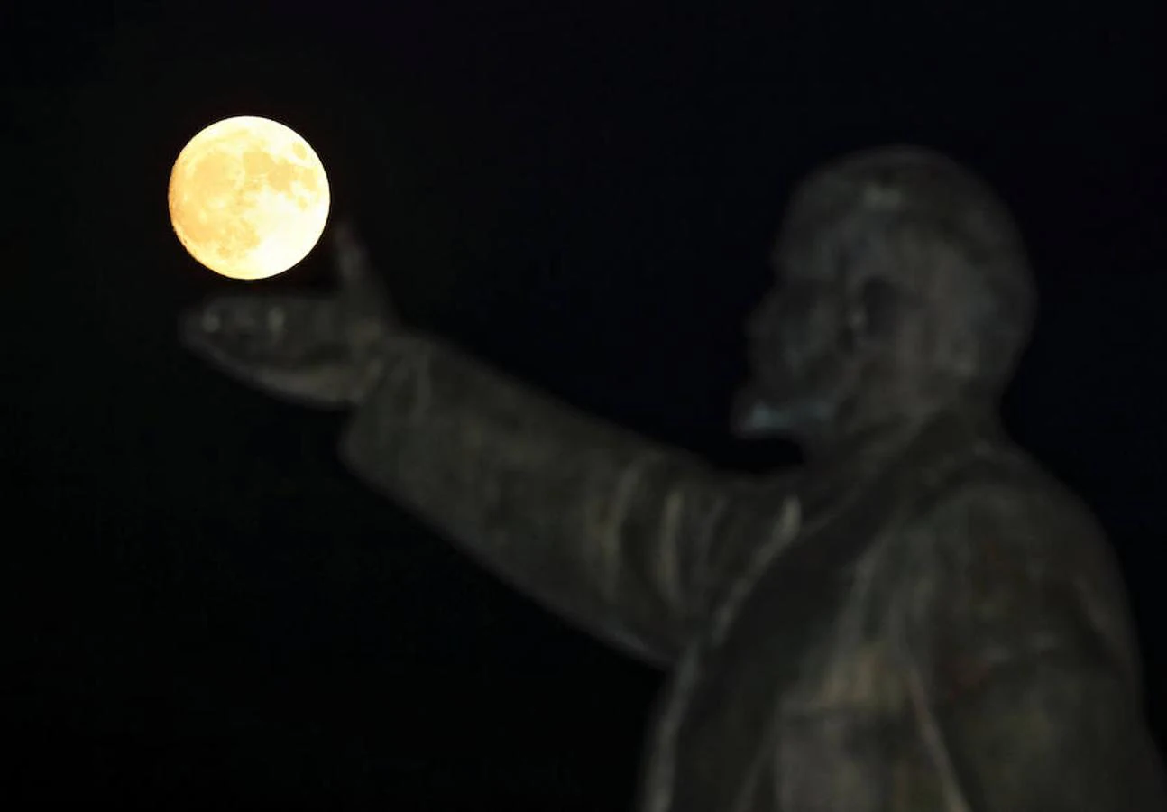 La luna, junto a la estatua de Lenin