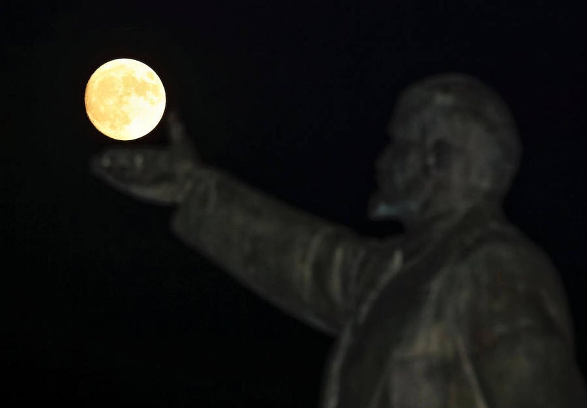La luna, junto a la estatua de Lenin. 