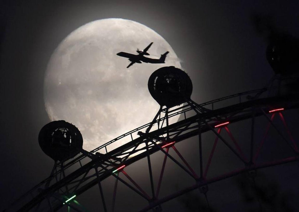 La superluna, por encima del London Eye. 
