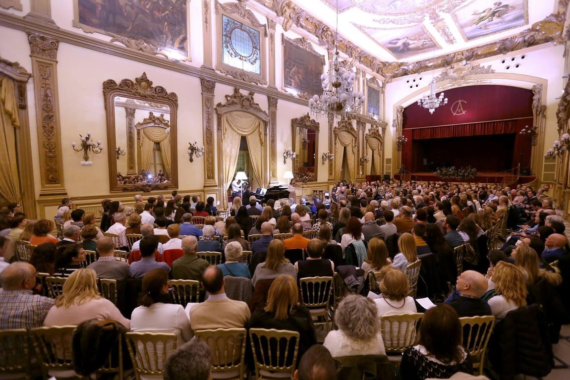 En imágenes, el concierto de despedida de la violinista de la Puerta del Puente Romano