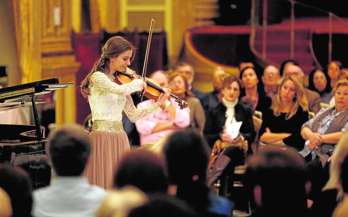 En imágenes, el concierto de despedida de la violinista de la Puerta del Puente Romano