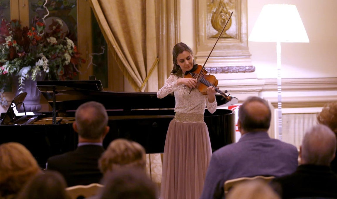 En imágenes, el concierto de despedida de la violinista de la Puerta del Puente Romano