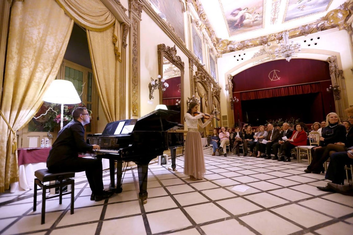 En imágenes, el concierto de despedida de la violinista de la Puerta del Puente Romano