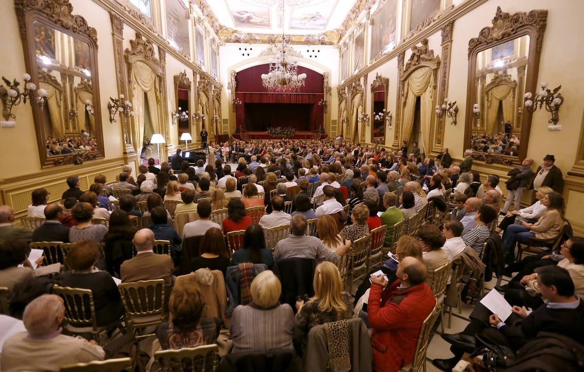 En imágenes, el concierto de despedida de la violinista de la Puerta del Puente Romano