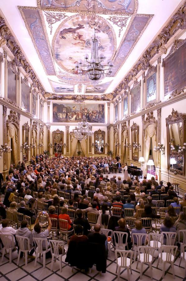 En imágenes, el concierto de despedida de la violinista de la Puerta del Puente Romano
