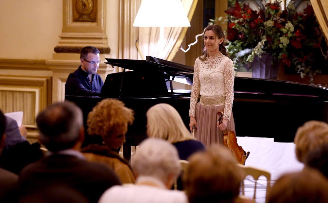 En imágenes, el concierto de despedida de la violinista de la Puerta del Puente Romano