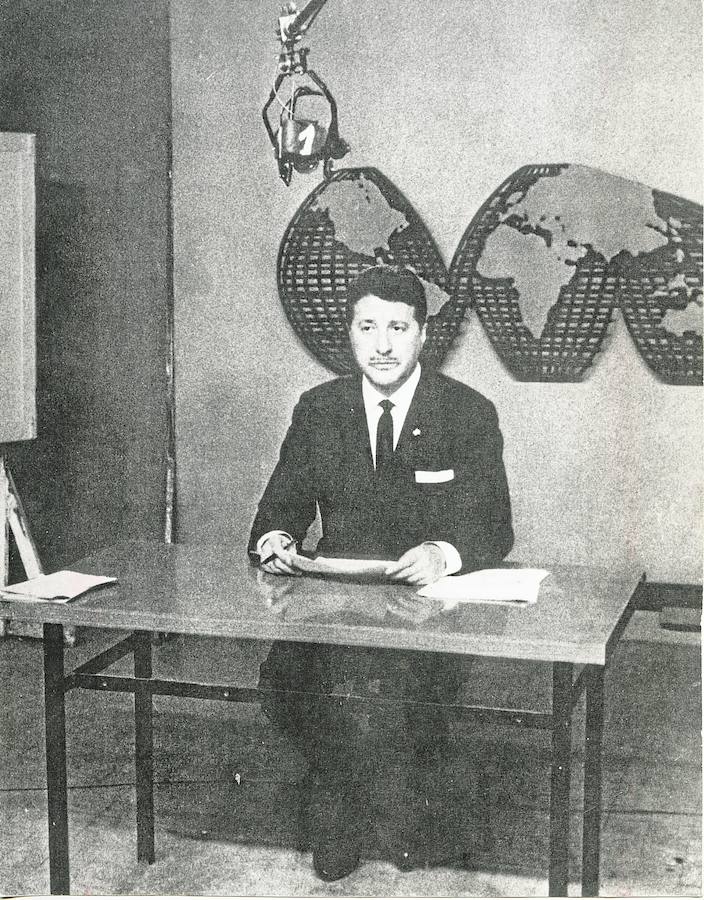 1956 - 1966: Jesús Álvarez, como Matías Prats, fue uno de los cincuenta pioneros de la primera plantilla de TVE. En la imagen, en un telediario de la época