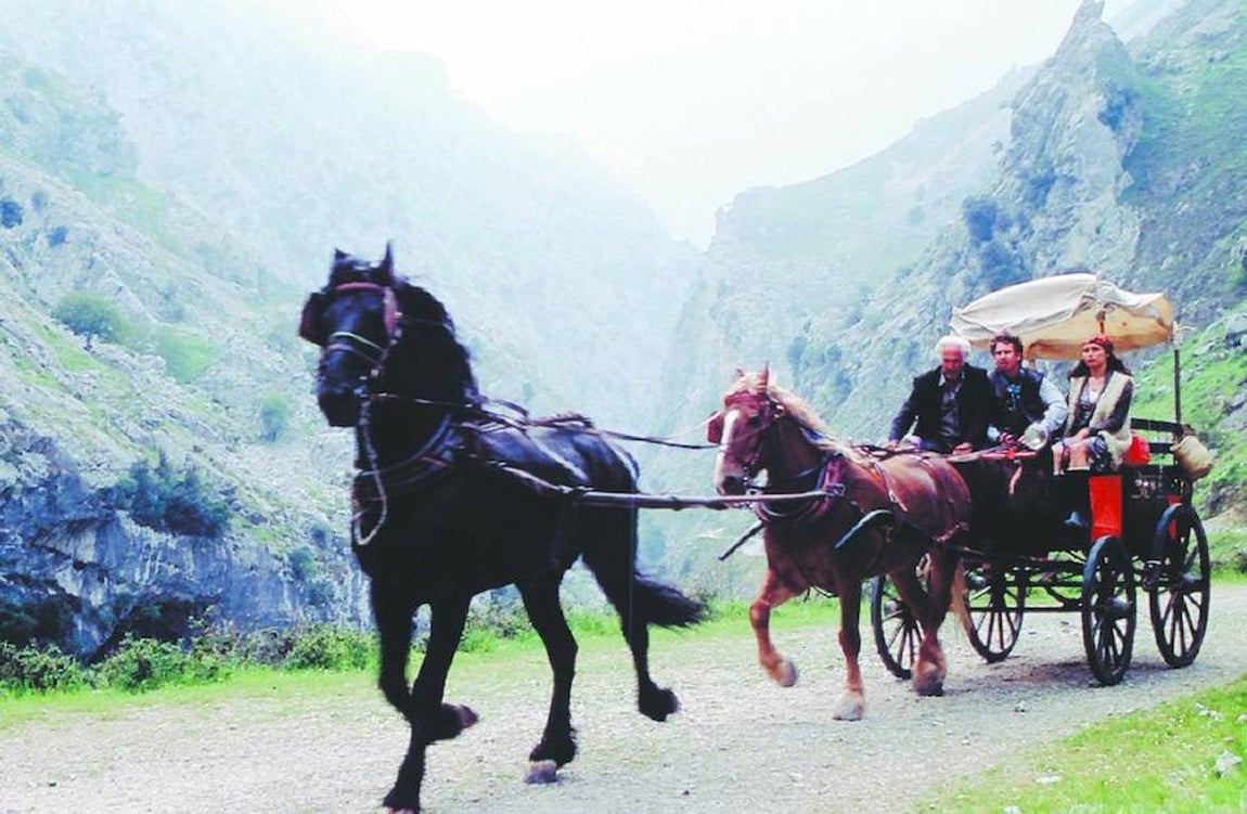 7. «La balsa de piedra». La novela, una de las más populares de Saramago, profundiza en las relaciones humanas utilizando como punto de partida una serie de fenómenos extraños que culminan en la separación física de España y Portugal con Francia.