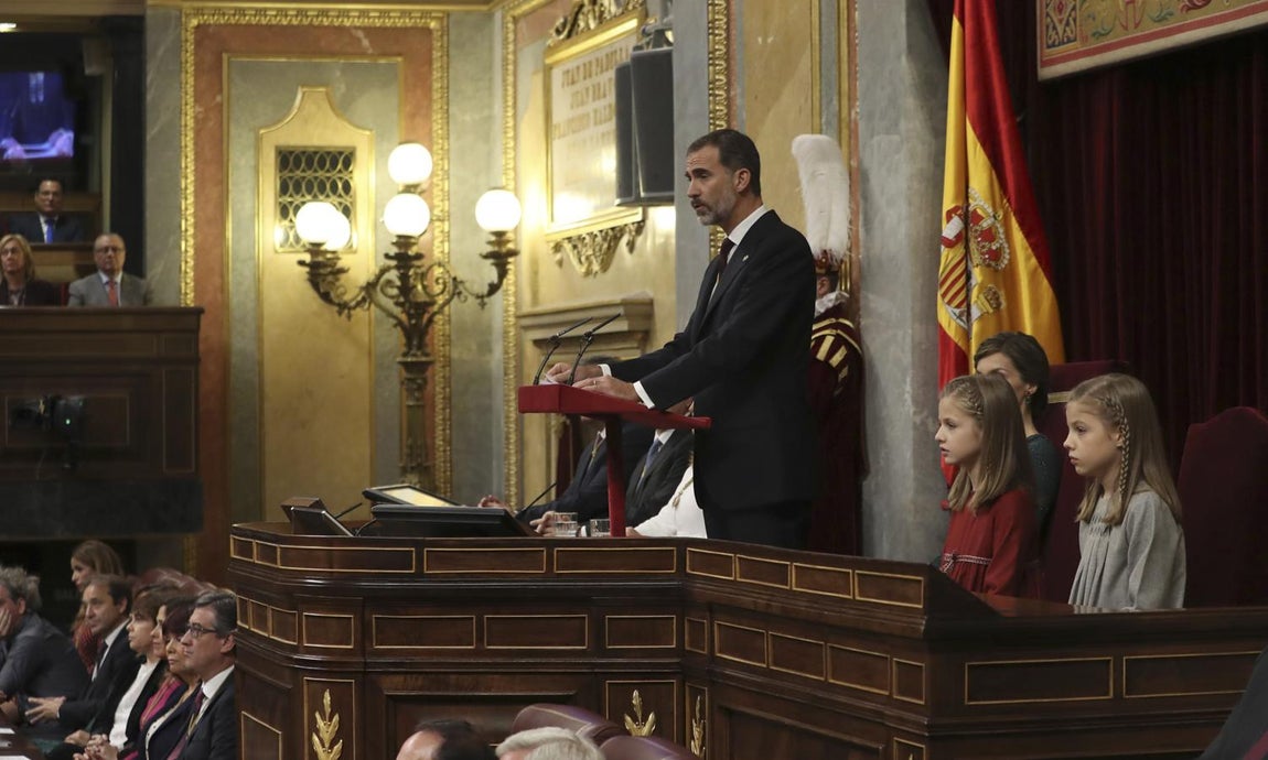El Rey Felipe VI, junto a la Reina Letizia y sus hijas, la Princesa de Asturias, Leonor, y la Infanta Sofía, durante su discurso hoy en el Congreso de los Diputados, donde preside la solemne ceremonia de apertura de las Cortes en la XII Legislatura.. 