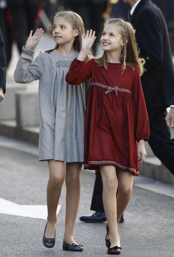 La princesa de Asturias, Leonor (dcha), y la Infanta Sofía, saludan a su llegada al Palacio de las Cortes. 