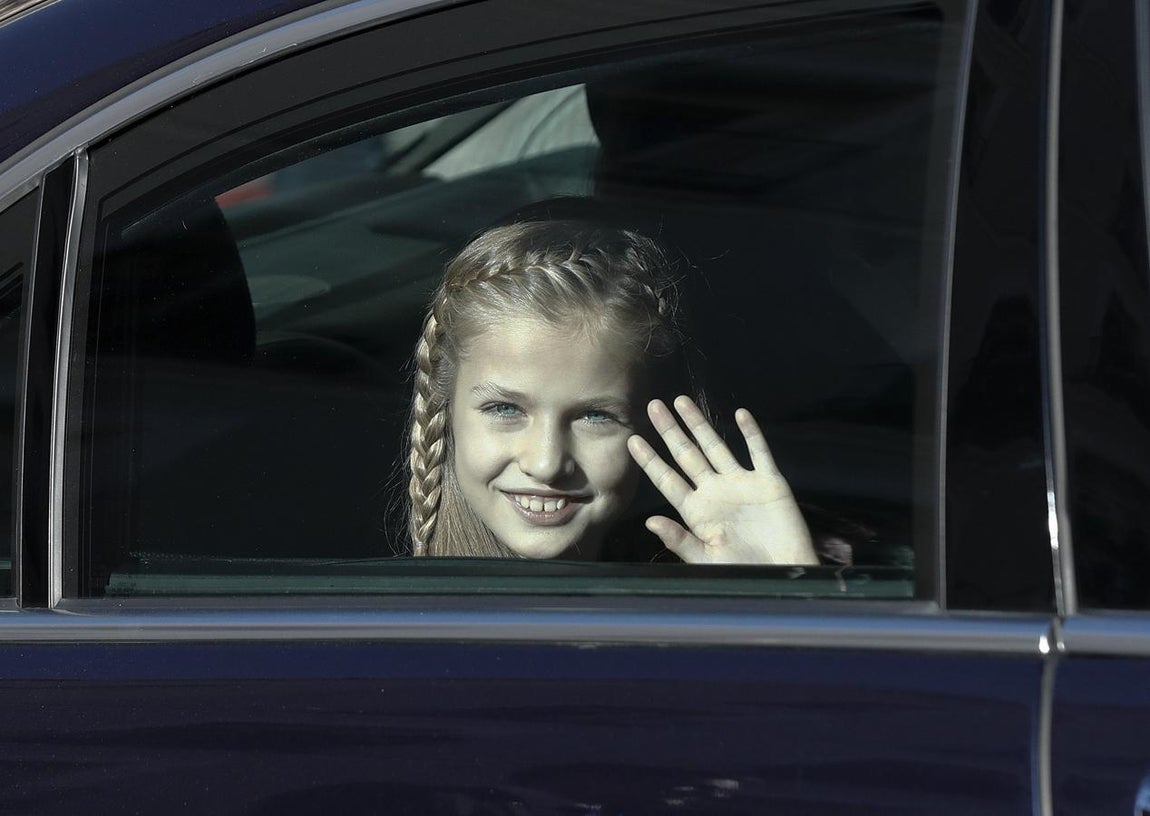 La princesa de Asturias, Leonor, saluda desde el coche, tras haber acompañado, junto a su hermana, la Infanta Sofía, y la Reina Letizia, a su padre, el Rey Felipe VI. 