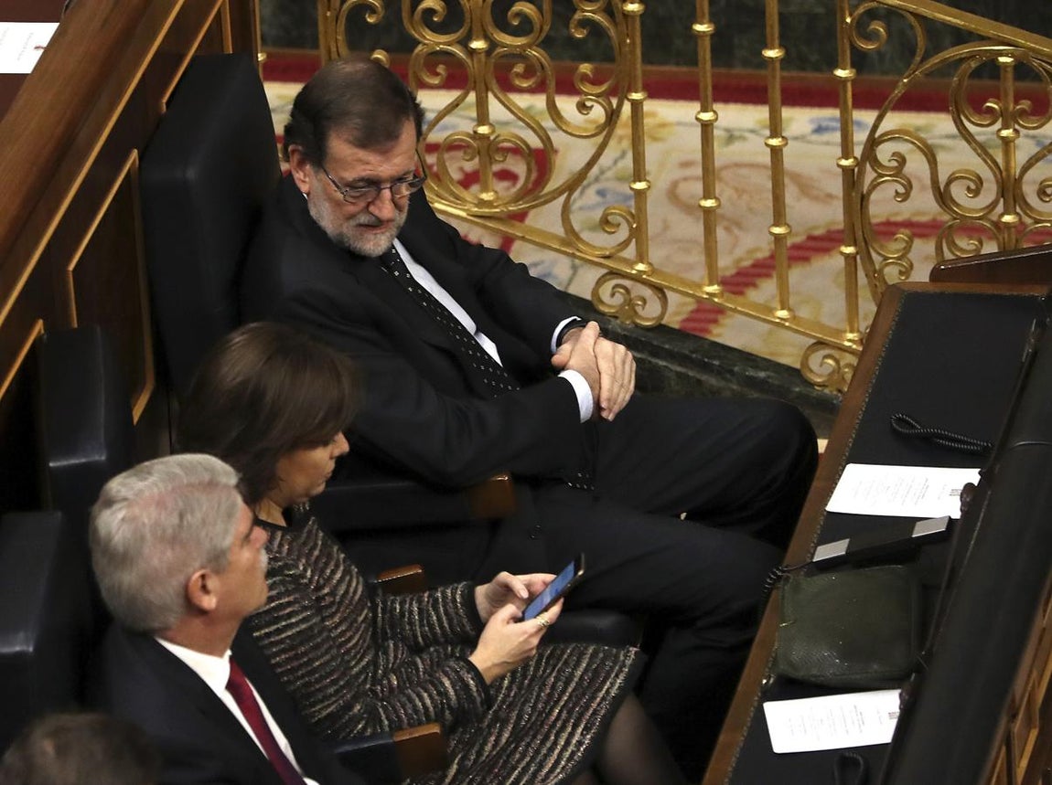 El presidente del Gobierno, Mariano Rajoy (3izq), junto a la vicepresidenta, Soraya Sáenz de Santamaría (2izq), y el ministro de Asuntos Exteriores, Alfonso Dastis (izq). 