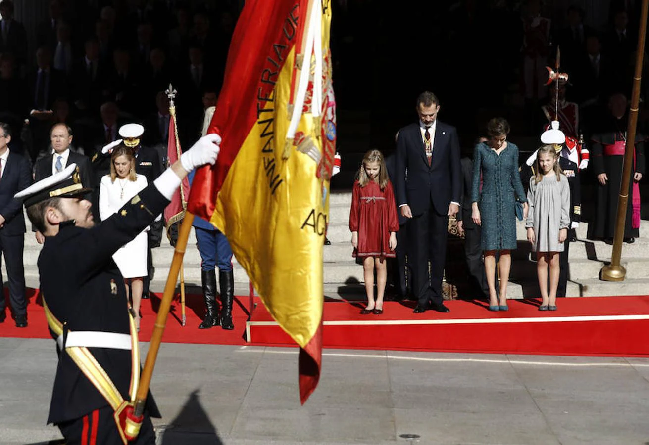 Las pequeñas presiden, desde la escalinata del Congreso, el desfile militar en honor a Su Majestad el Rey, en la Carrera de San Jerónimo