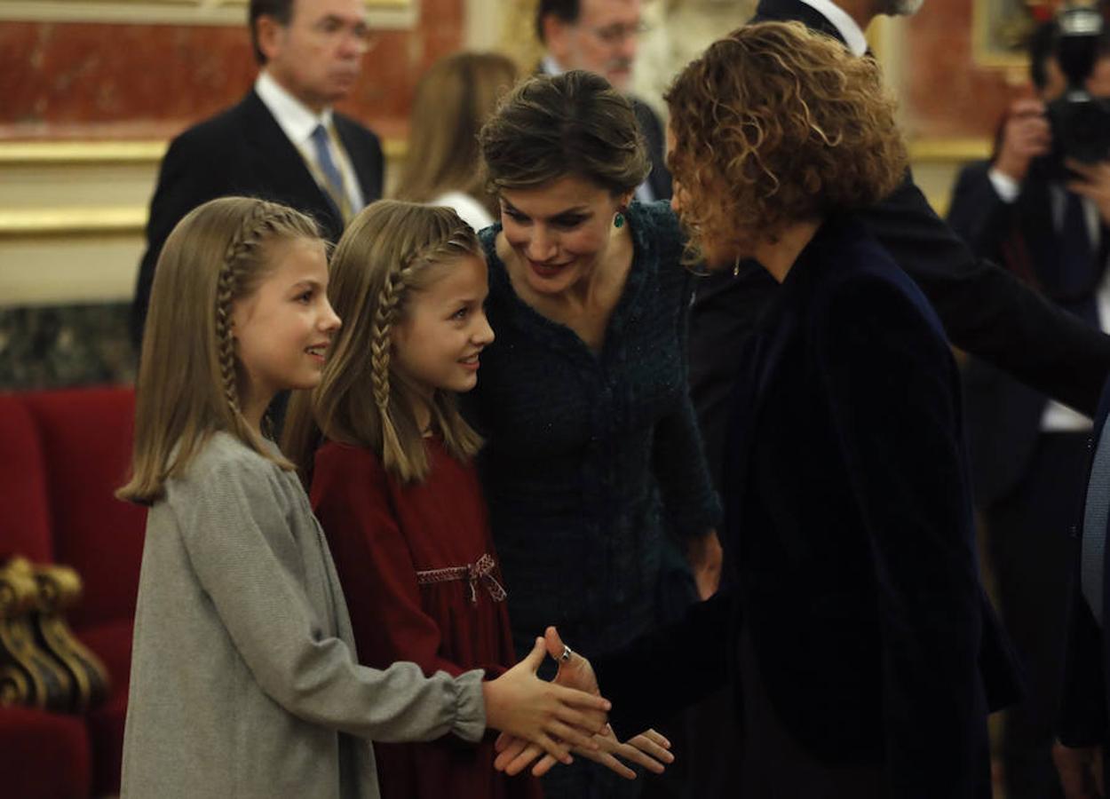 Ambas saludan a la diputada socialista Meritxell Batet, en presencia de la Reina Letizia, en el Salón de los Pasos Perdidos del Congreso de los Diputados, después de la Apertura Solemne de la XII Legislatura