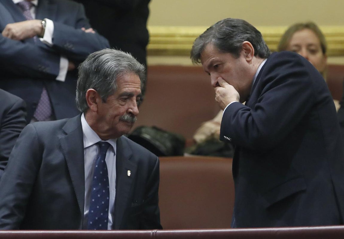 El presidente del Principado de Asturias y de la gestora del PSOE, Javier Fernández,d., y el presidente de Cantabria, Miguel Ángel Revilla, en la tribuna de invitados. 