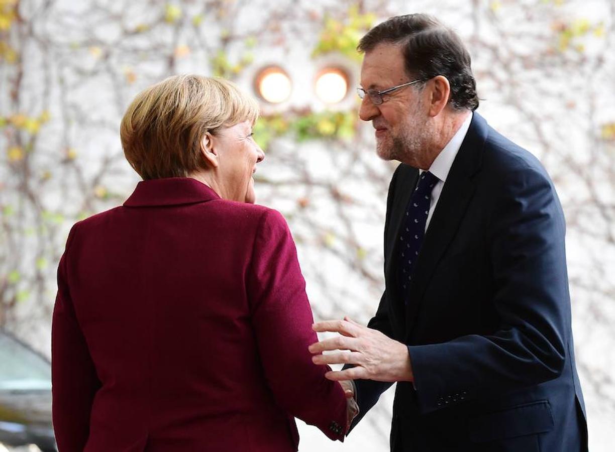 Mariano Rajoy saluda a Angela Merkel