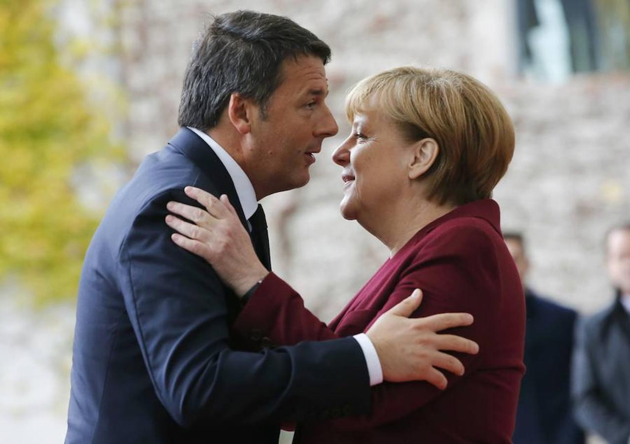 El primer ministro de Italia, Matteo Renzi, saluda a la canciller alemana