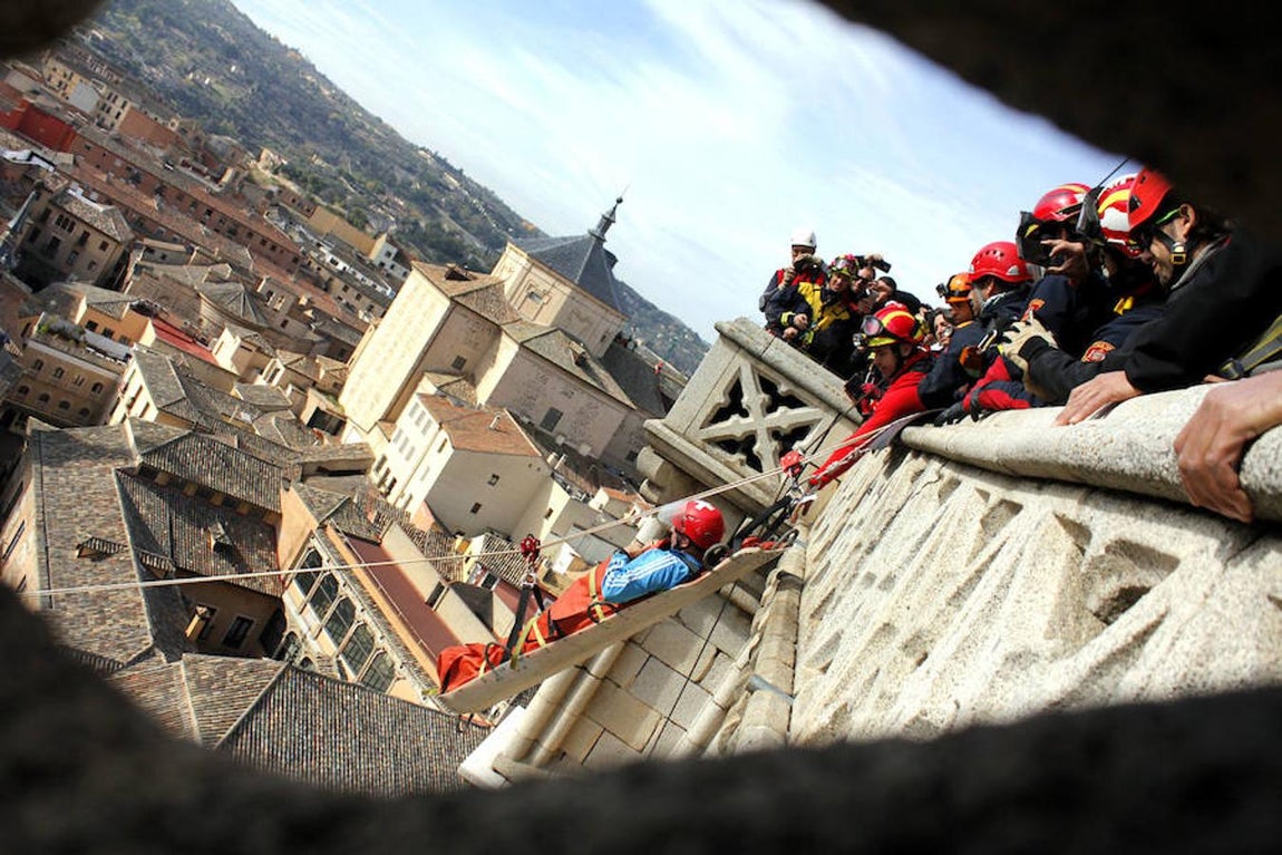 Espectaculares imágenes de las maniobras de rescate de los bomberos en la catedral de Toledo
