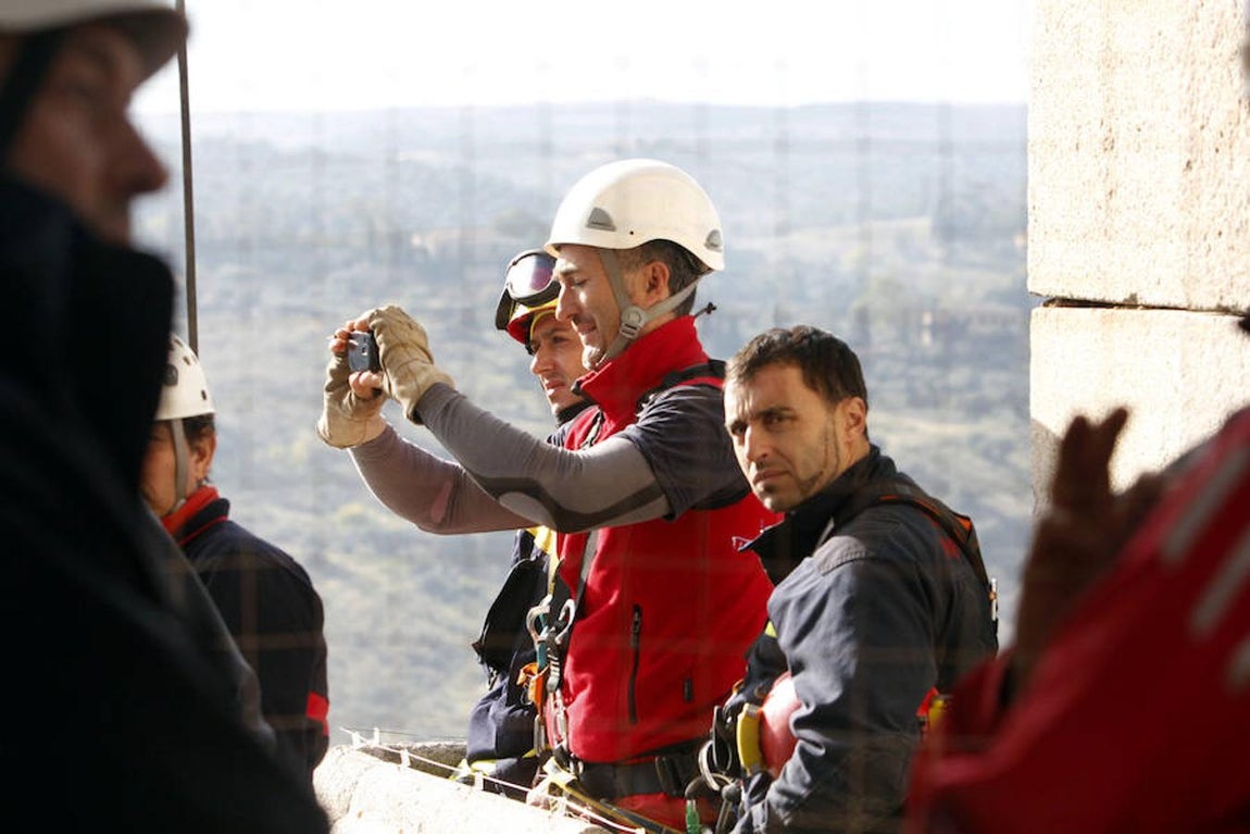 Espectaculares imágenes de las maniobras de rescate de los bomberos en la catedral de Toledo