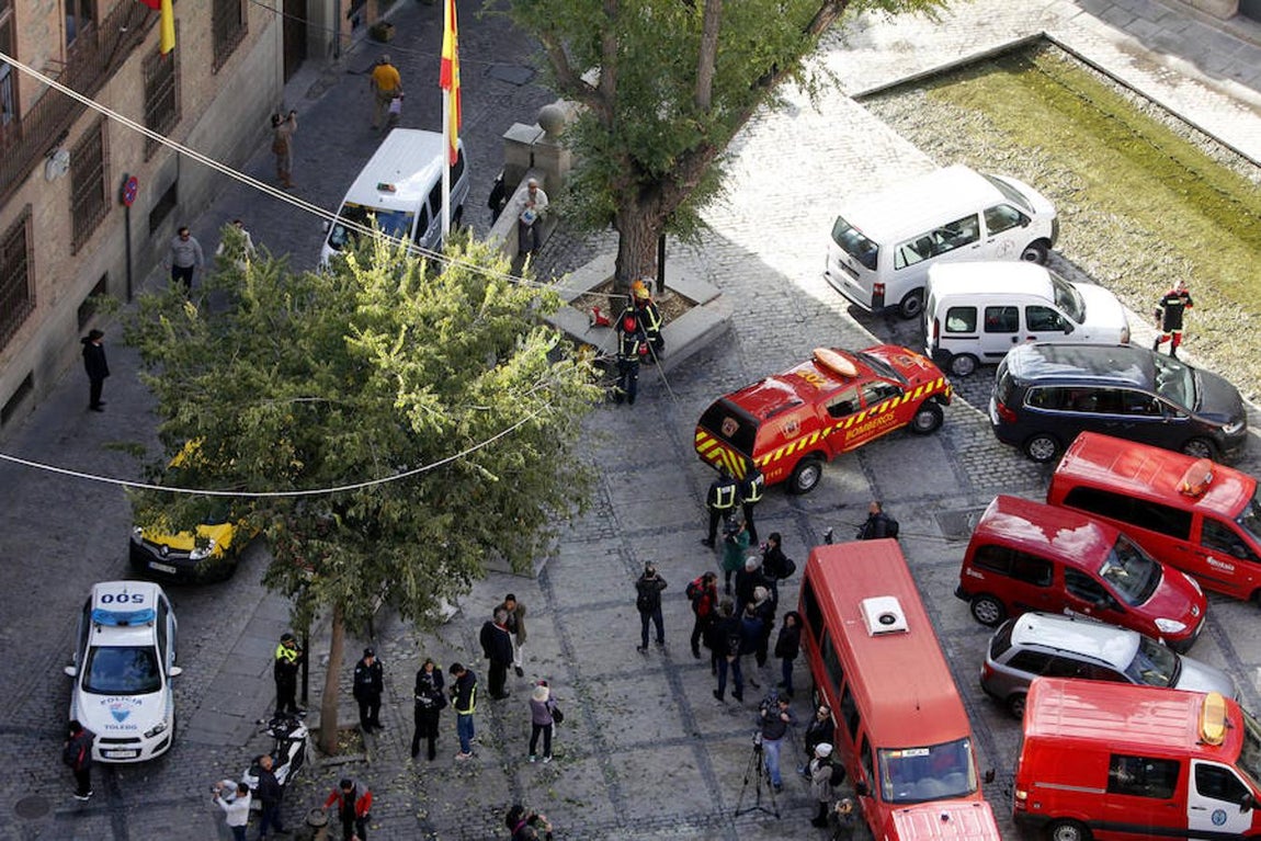 Espectaculares imágenes de las maniobras de rescate de los bomberos en la catedral de Toledo