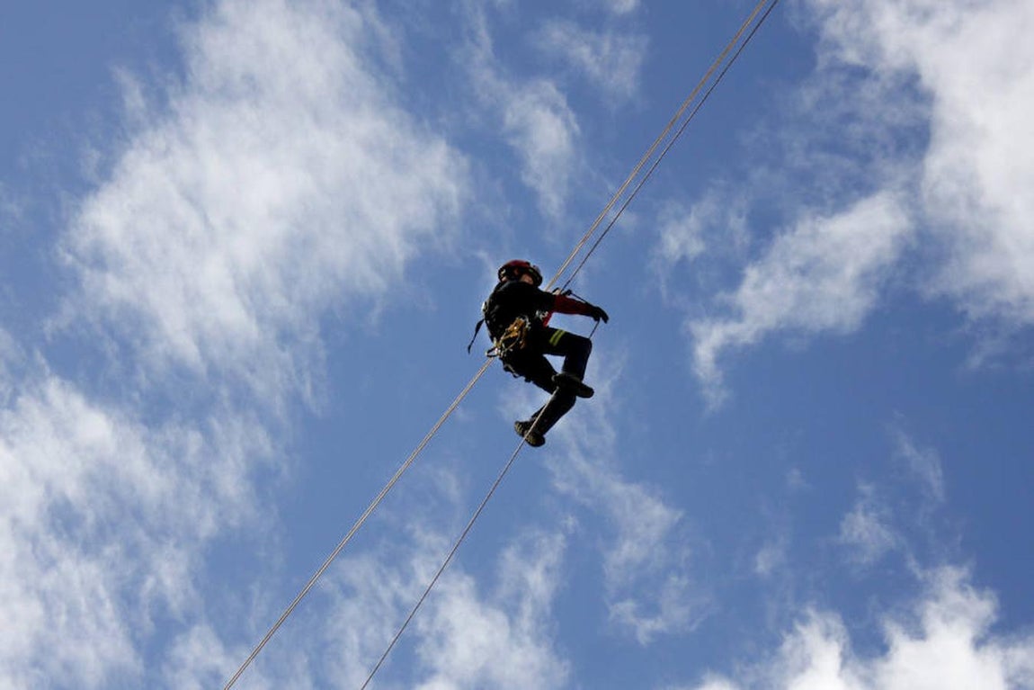 Espectaculares imágenes de las maniobras de rescate de los bomberos en la catedral de Toledo