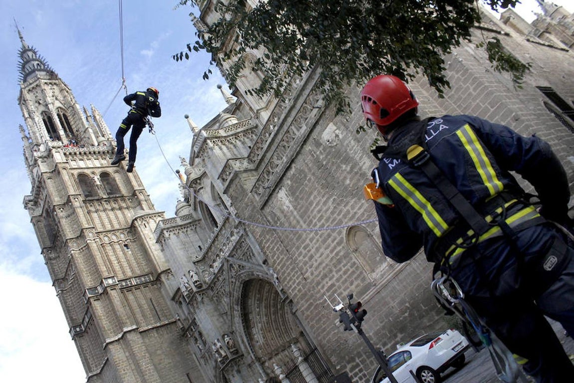 Espectaculares imágenes de las maniobras de rescate de los bomberos en la catedral de Toledo