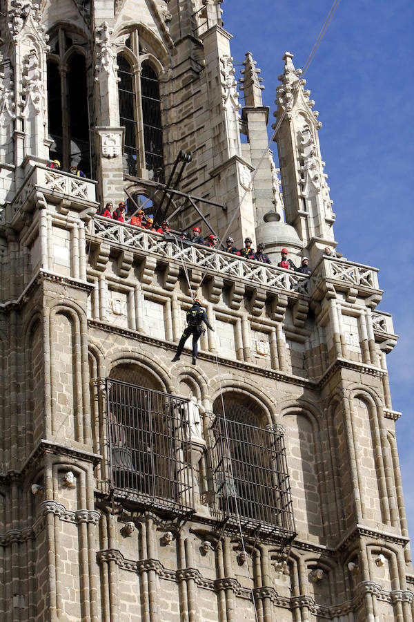 Espectaculares imágenes de las maniobras de rescate de los bomberos en la catedral de Toledo