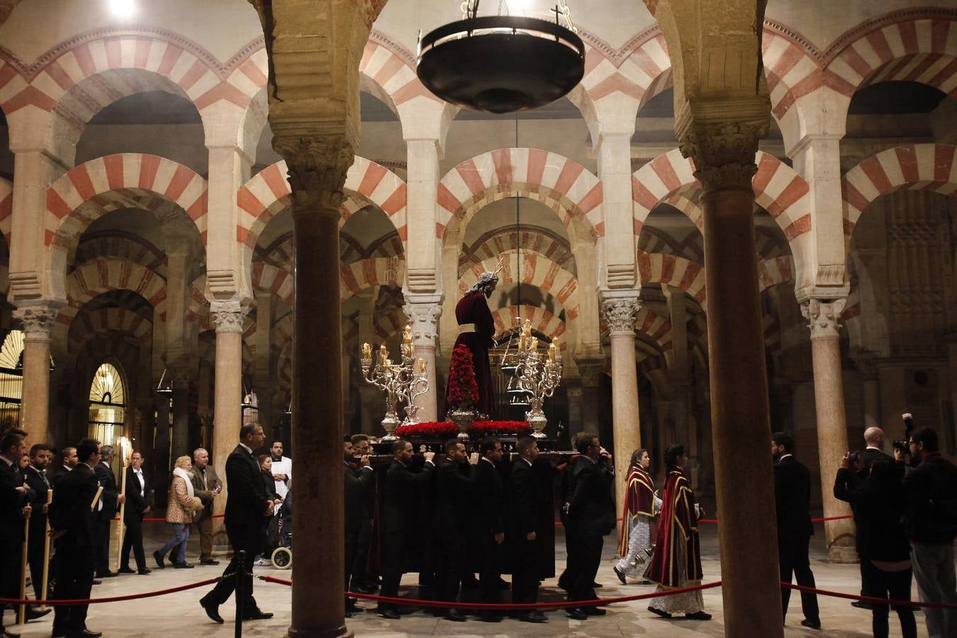 Estampas del Vía Crucis del Señor del Silencio a la Catedral de Córdoba