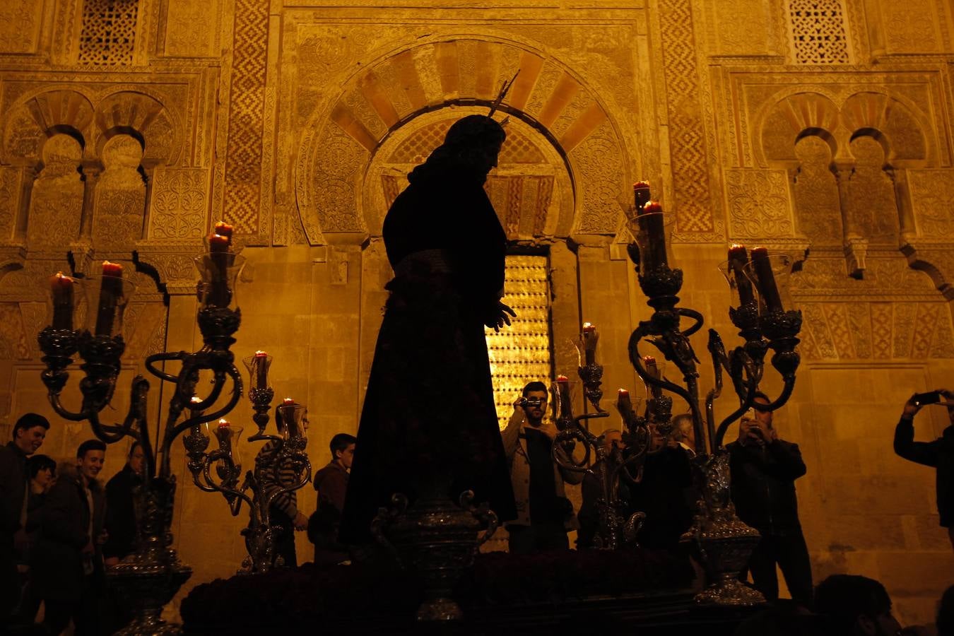 Estampas del Vía Crucis del Señor del Silencio a la Catedral de Córdoba