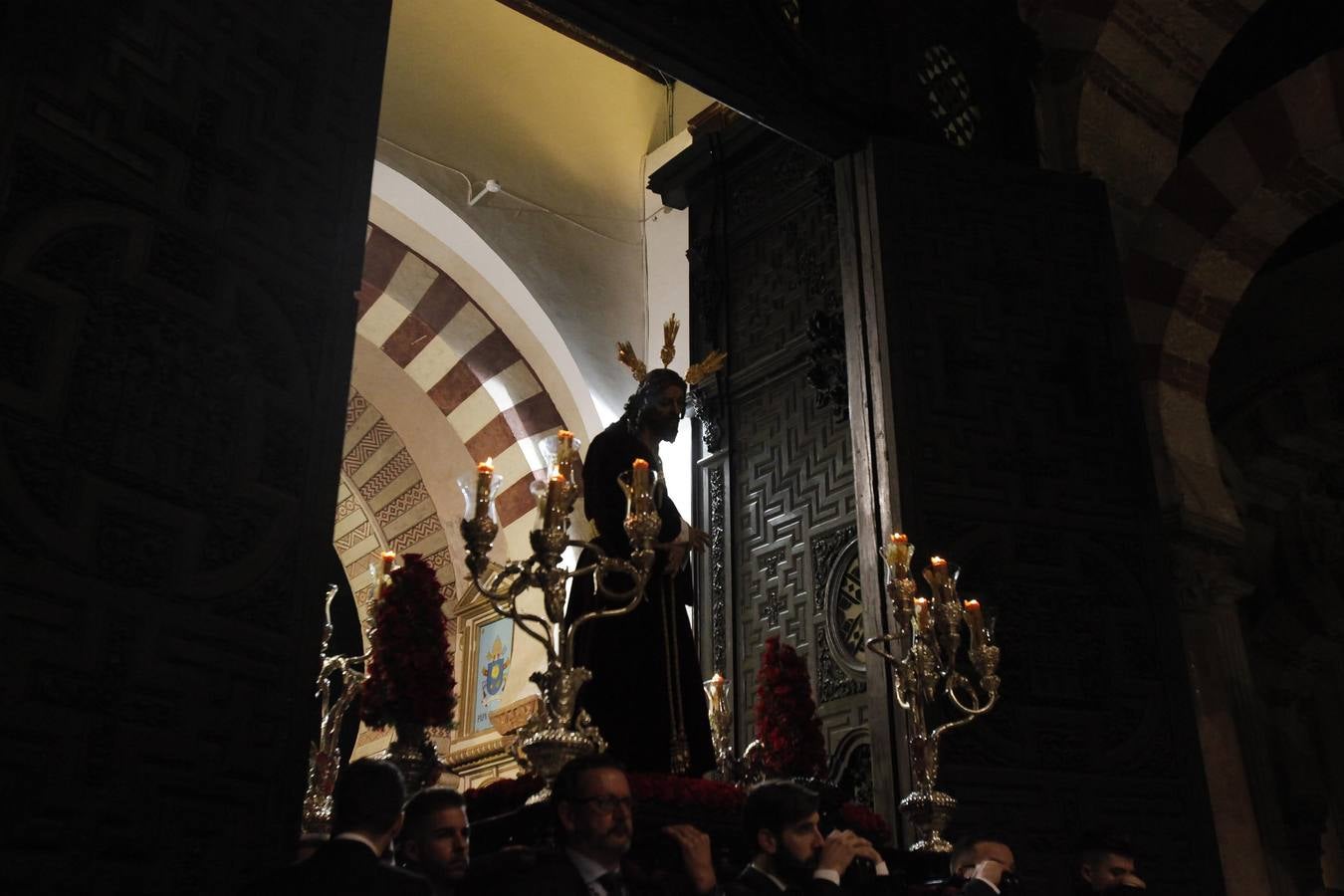 Estampas del Vía Crucis del Señor del Silencio a la Catedral de Córdoba