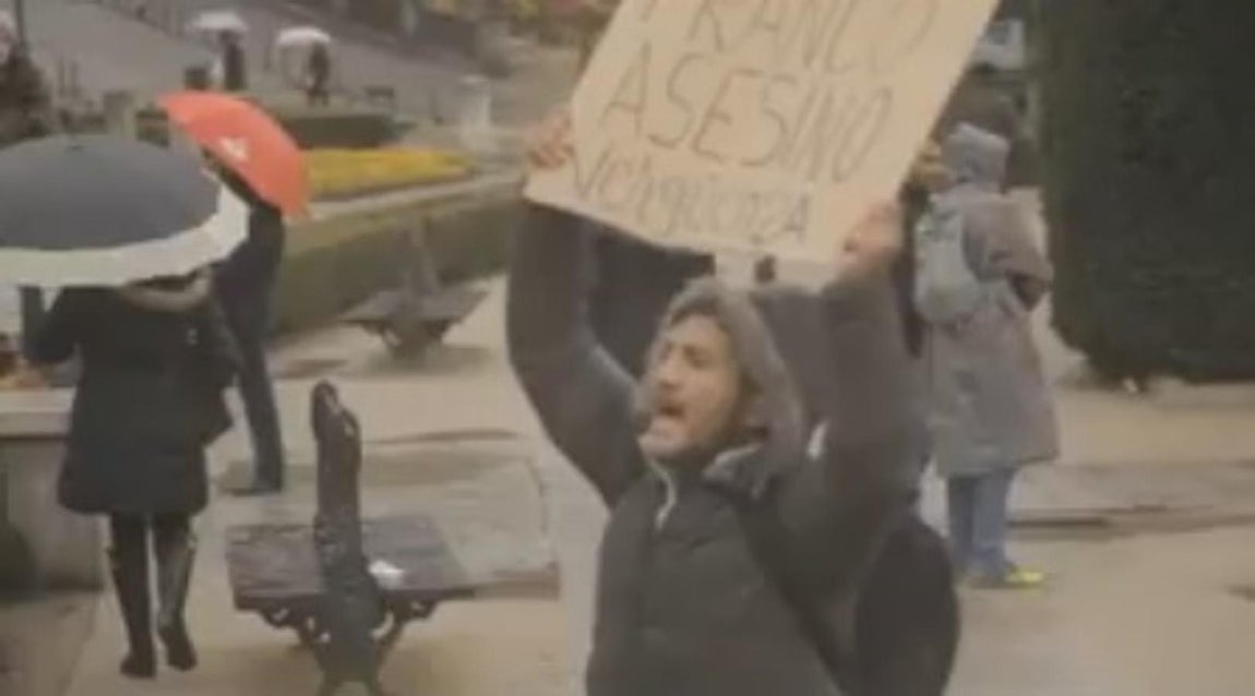 El agredido es Lagarder Danciu, un activista «okupa» que ya ha protagonizado otras protestas. 